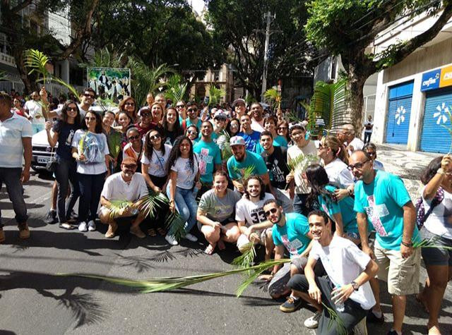 jovens alpinistas caminhada de ramos