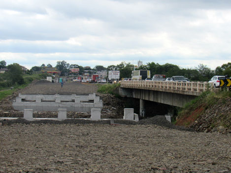 DNIT/RS altera trânsito na ponte sobre o Arroio Cadena, em Santa Maria/RS, para lançamento de vigas