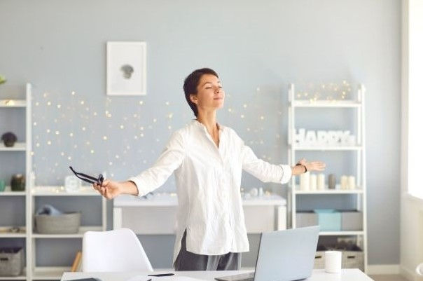 Eine Frau meditiert am Arbeitsplatz