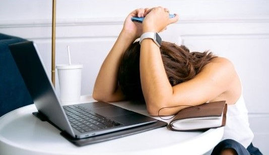 Frau - völlig ausgebrannt vor dem Laptop