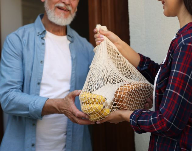 Ein Mann bedankt sich bei einer Frau fürs Einkaufen
