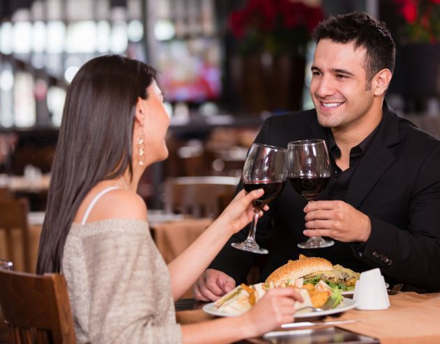 Ein glückliches Paar beim Dinner