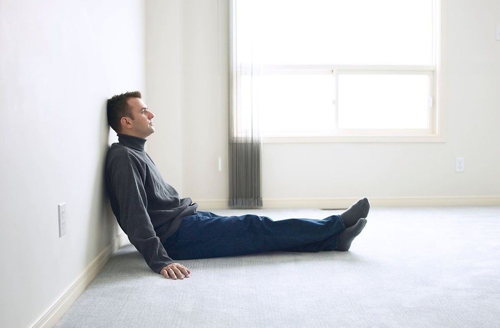 Mann sitzt erschöpft am Boden