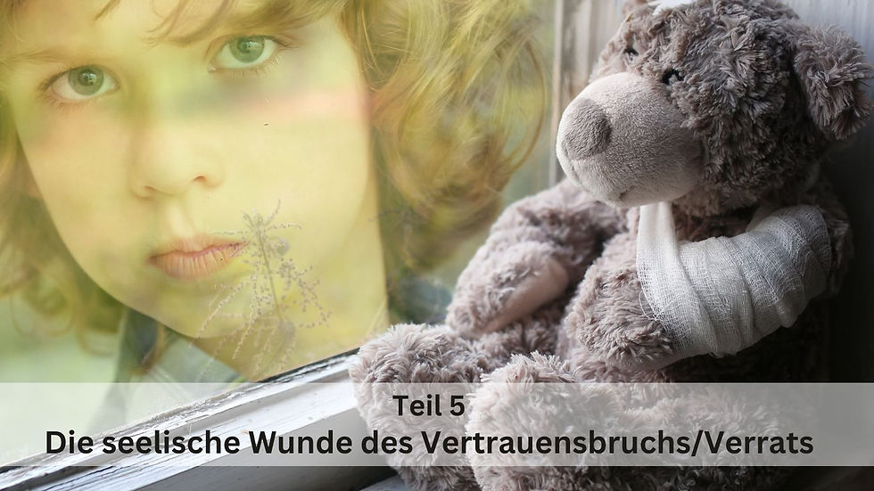 Ein verletzter Teddy sitzt an einem Fenster, in dem sich das Abbild eines trotzigen Kindergesichts spiegelt