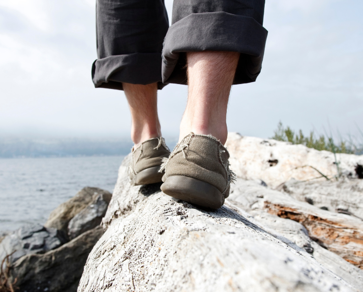 2 Beide, die auf einer Mauer balancieren