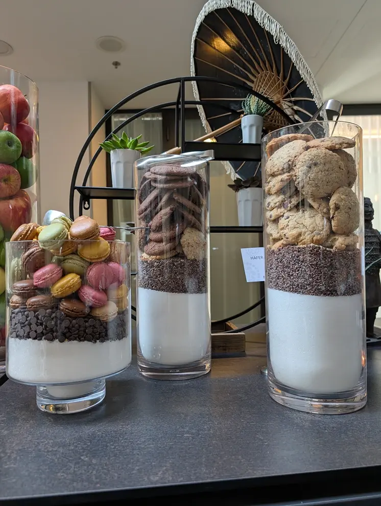 Dessertürme mimt Luxemburgerli Schokoladencookies und Dessertauswahl am luxuriösen Brunch im Kursaal in Bern