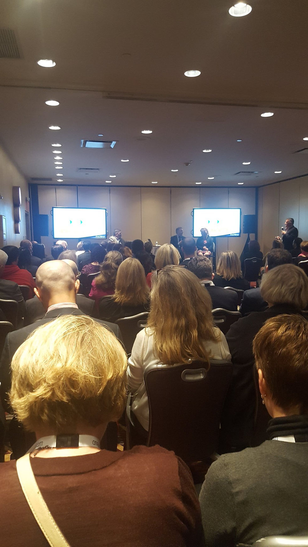 Richard Savva from Changing Times moderating an airline negotiation session at ACTE New York