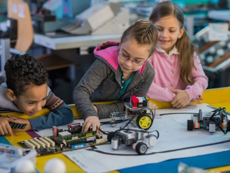 children making robots