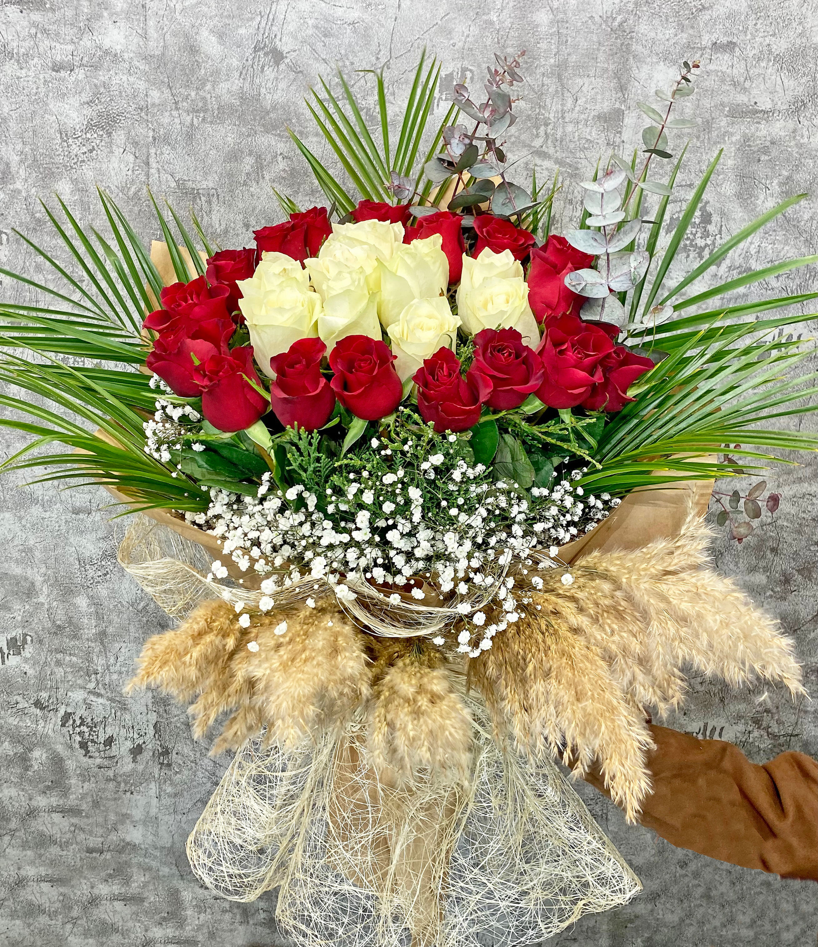 25 Kırmızı Beyaz Gül Süper Buket