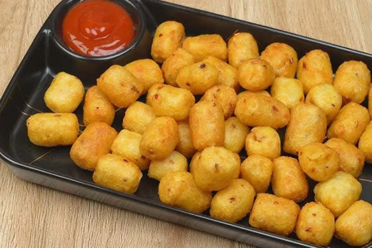 Crispy potato nuggets with ketchup