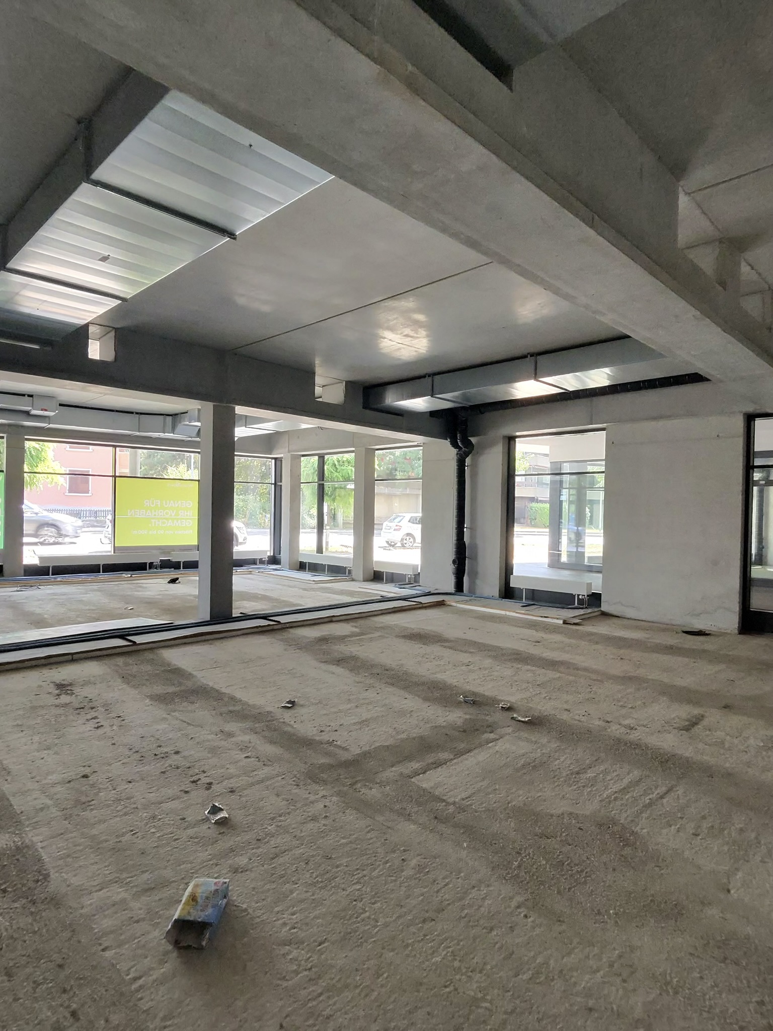 438 m², zwei Fensterfronten und 100 Parkplätze vor der Tür