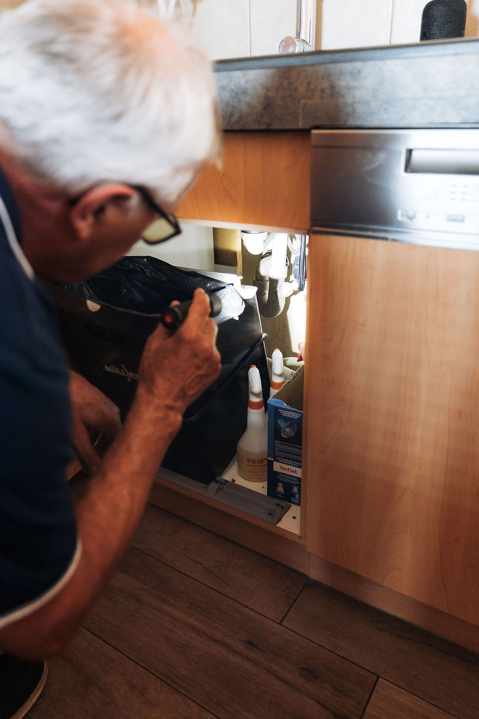 Inspection sous évier pour nids de guêpes