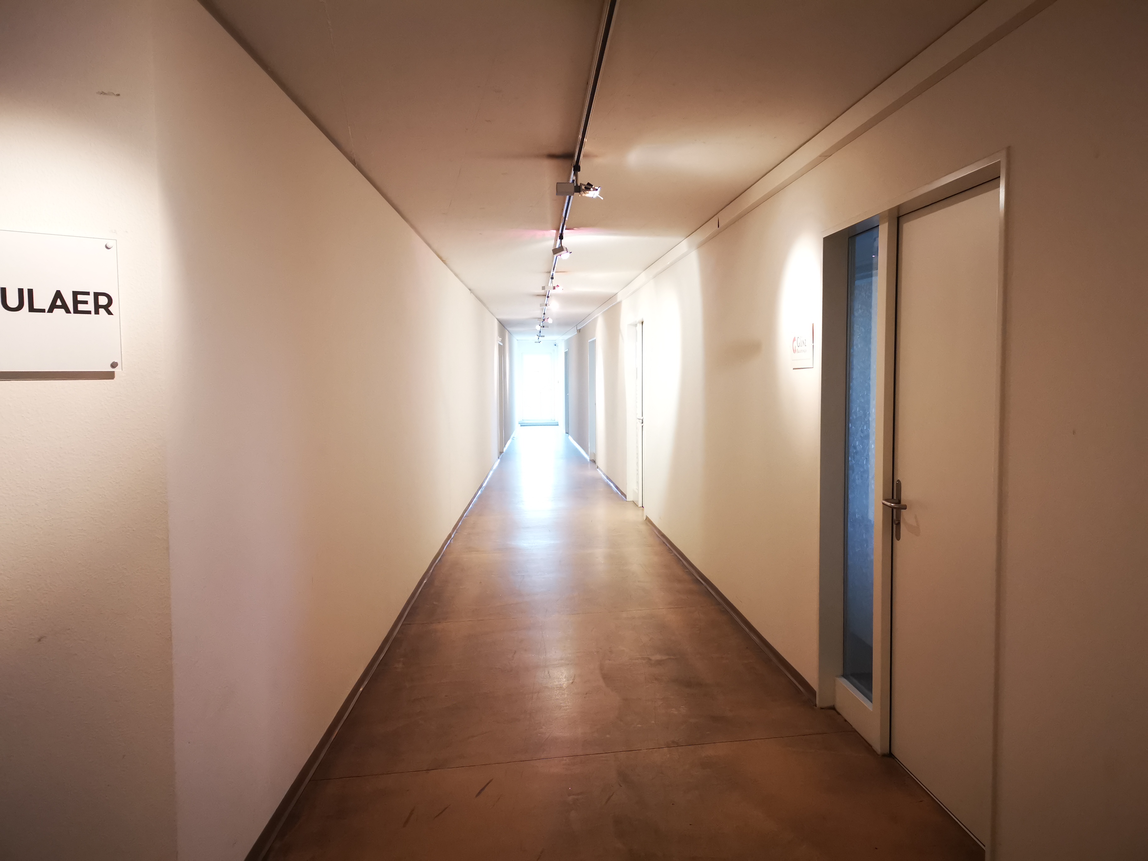 Büro mit Kurs und klarer Sicht – hier fliegt dein Business nicht in die Pflicht!