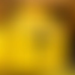 Mochila térmica amarela da 99Food com o logotipo “99 food”, apoiada sobre um balcão, ao lado de um capacete de entregador.