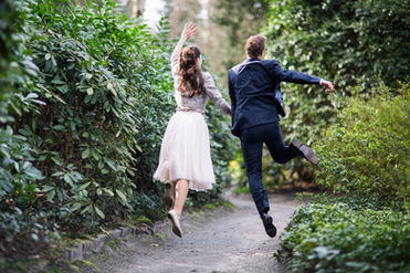 Couple sautant de joie, photographe mariage.