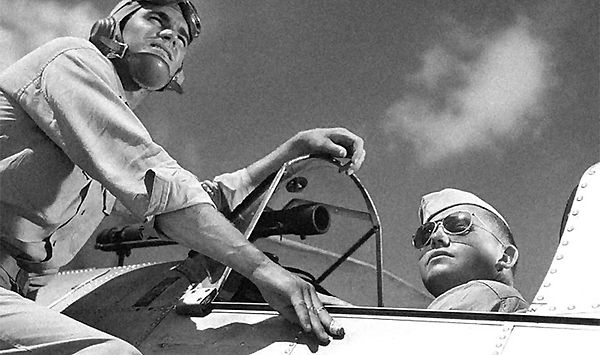 ray-ban-behind-the-wayfarers-history-philosophy-and-iconic-products-pilots-in-ray-ban-avia