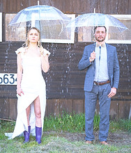 Mariage pluvieux mariage heureux, parapluie de mariage, décors de mariage, tenues des mariés, costumes de mariage, robe de mariée, grange dans le sud-ouest