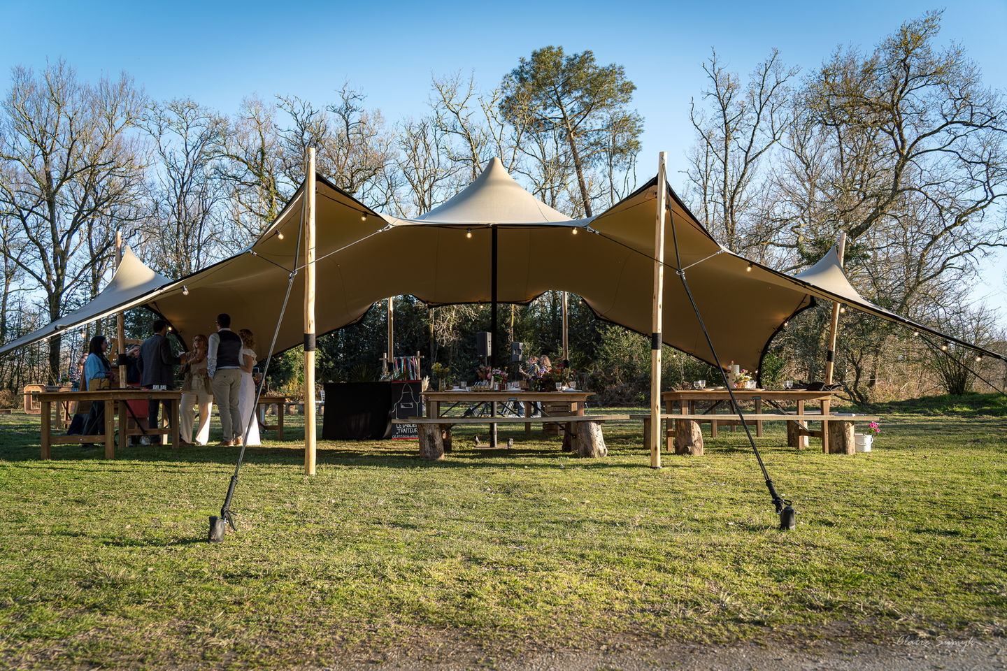 tente de berbère de réception installée dans le jardin d'un gîte dans le sud de la gironde