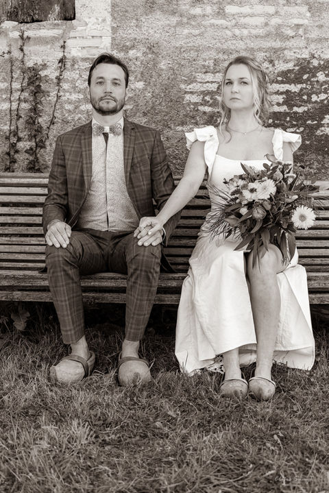 couple de marié, moment à deux, robe de mariée upcycled vintage, sabot en bois pour une ambiance authentique du terroir des landes de gascognes