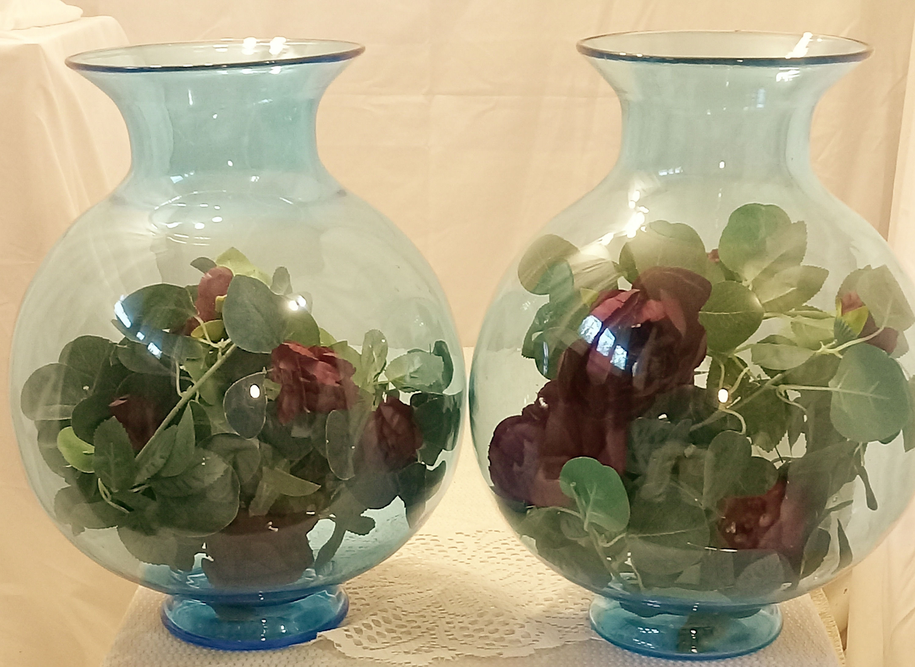 Wedding Accessories Set: ( 2 Glass Bowls And Burgundy Garlands) For Rent