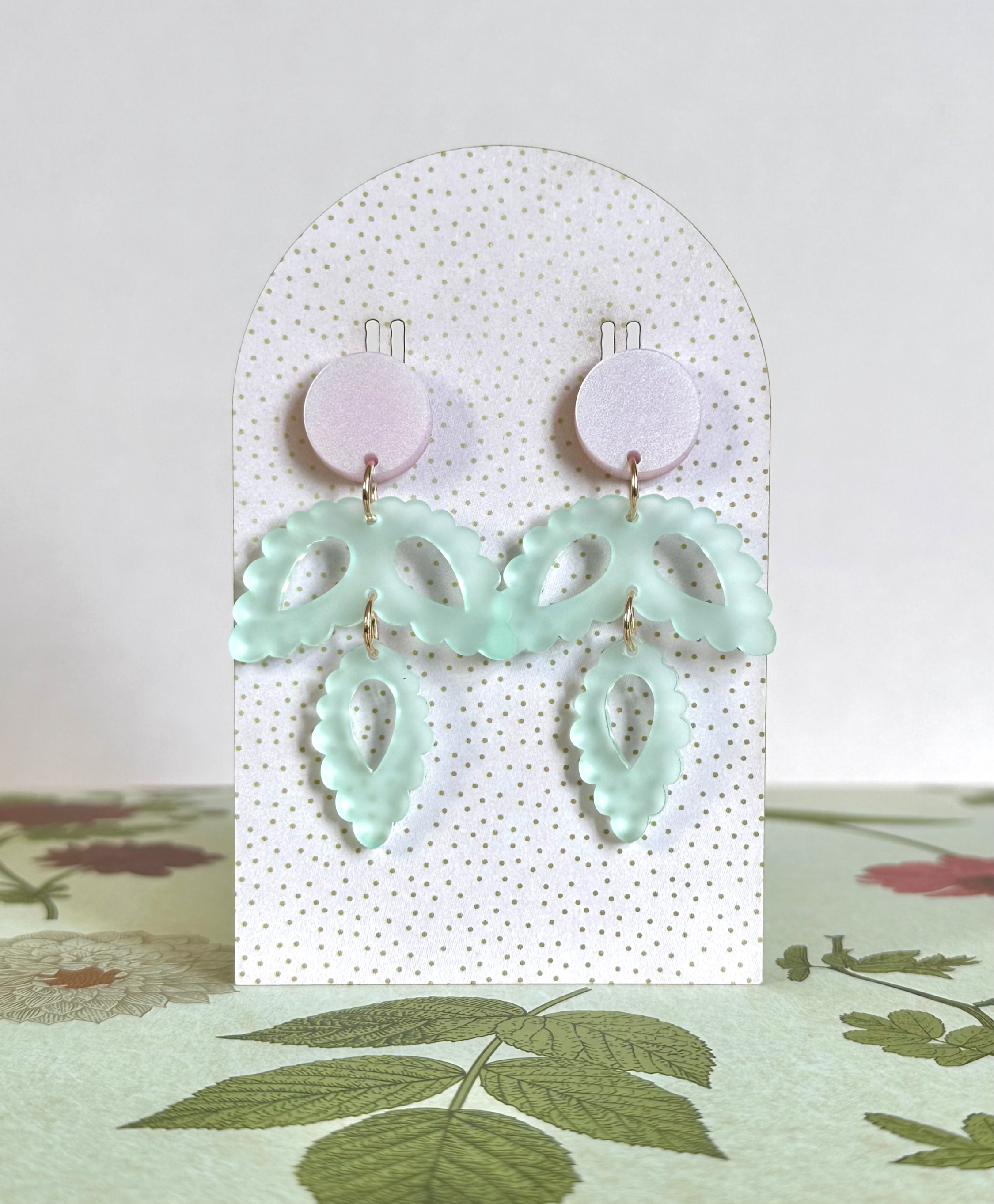 Spring motif earrings / pastel green