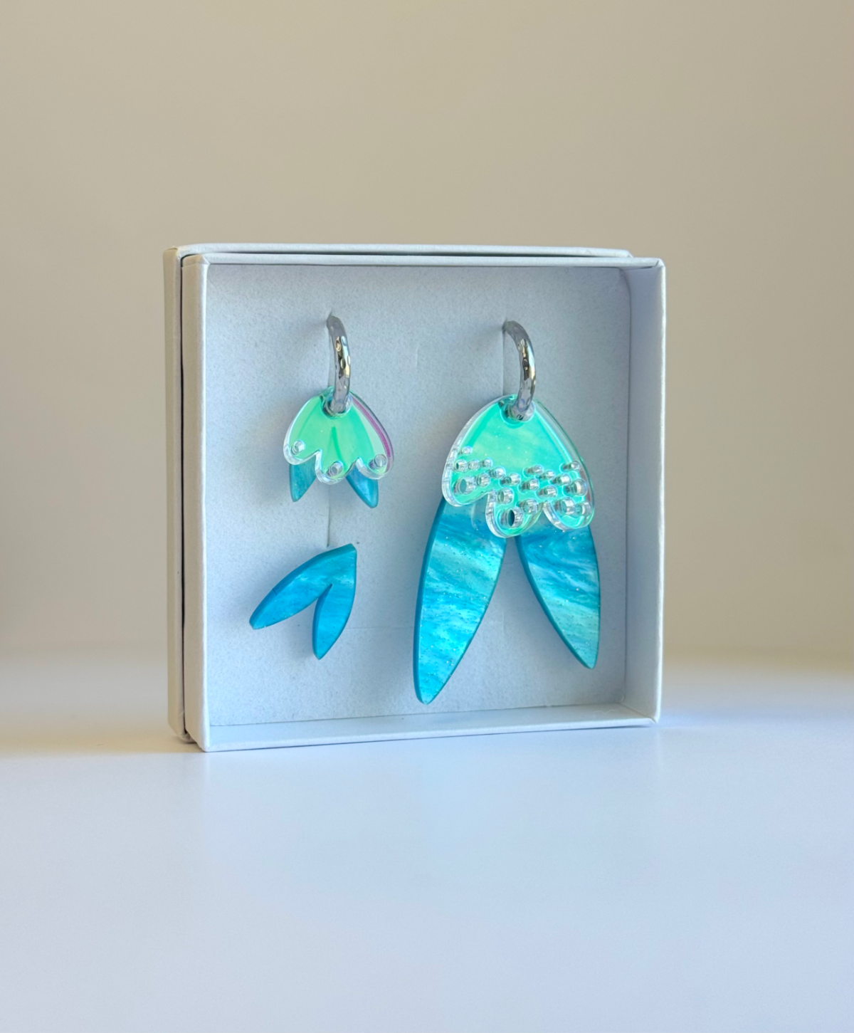 Variabilní náušnice perleťová modrá / duhová