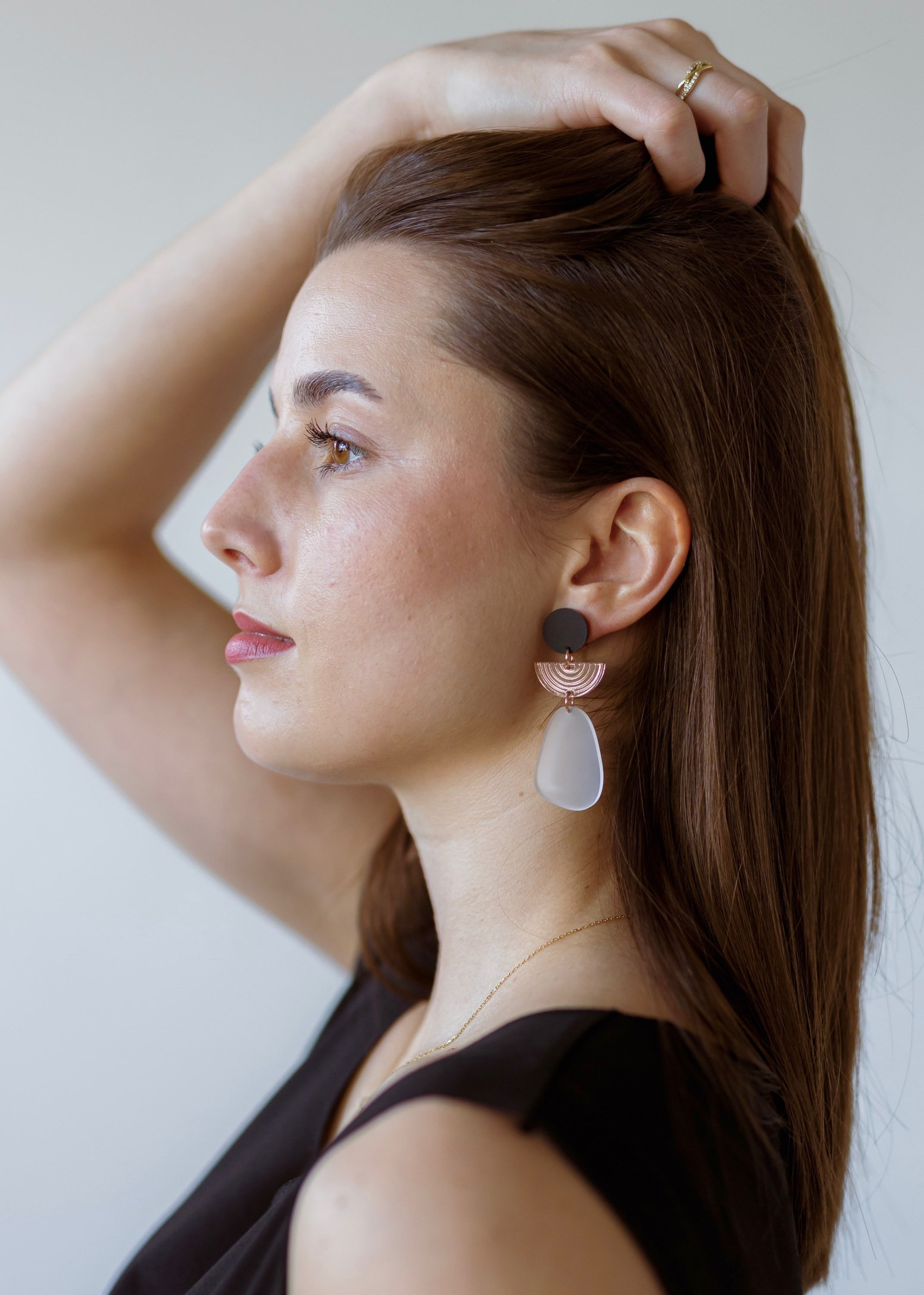 Dangle earrings asymmetrical black/gold/clear