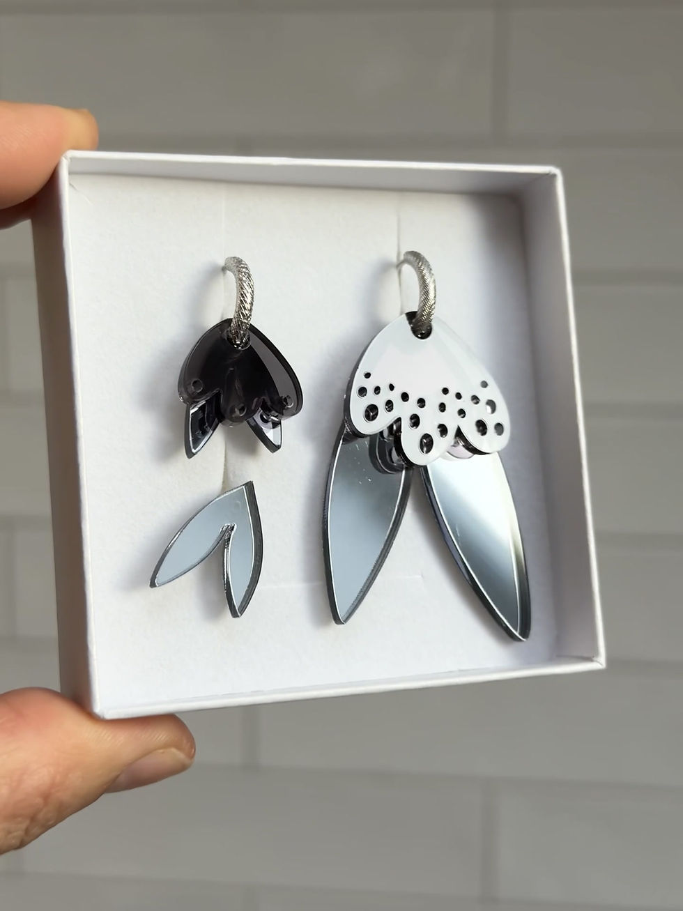 Thumbnail: Variabilní náušnice tmavě šedá / černá