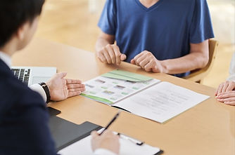男性に説明する男性社員