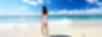 海を見ている女性の後ろ姿