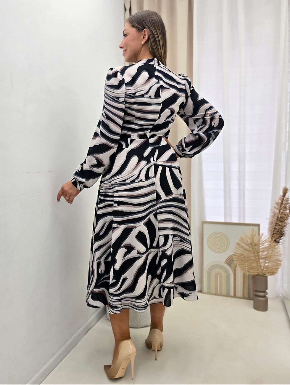 Miniatura: Sukienka w abstrakcyjne pasy