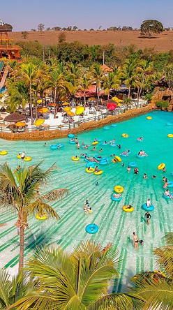 Foto de uma das piscinas de um parque aquatico de Olimpia, cidade conhecida pela referência em parques aquáticos.