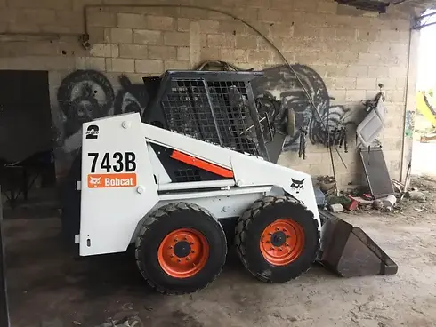 Minicargador-Bobcat-743B (1).webp