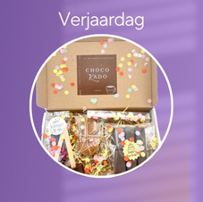 Verjaardags brievenbus cadeau met koffie, thee of choco, feestelijk verpakt met kaartje en confetti. Een vrolijke verrassing door de brievenbus.