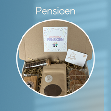 Pensioen brievenbus cadeau met thee, koffie of chocolade.