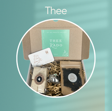 Brievenbus cadeau met thee, noga en stroopwafels. Feestelijk verpakt met een persoonlijk kaartje. Perfect als bedankje, beterschap of verwenmoment.