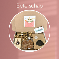 Brievenbus cadeau om iemand beterschap te wensen met thee, koffie of choco. Liefdevol verpakt met een kaartje kaartje. Een warm en opbeurend gebaar voor iemand die ziek is.