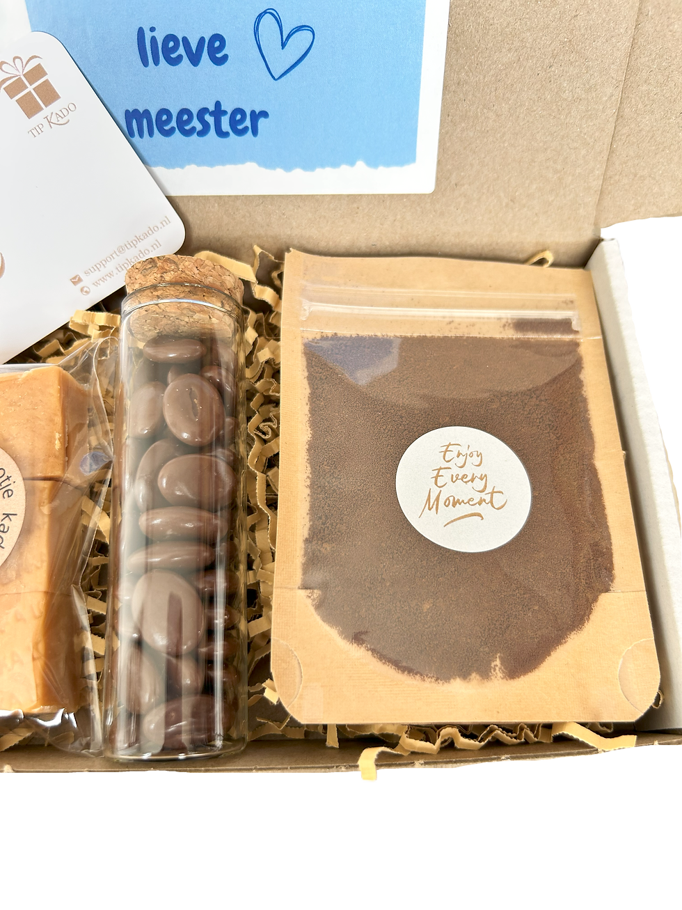 Thumbnail: Brievenbus cadeau voor de meester met koffie, mokkaboontjes en fudge