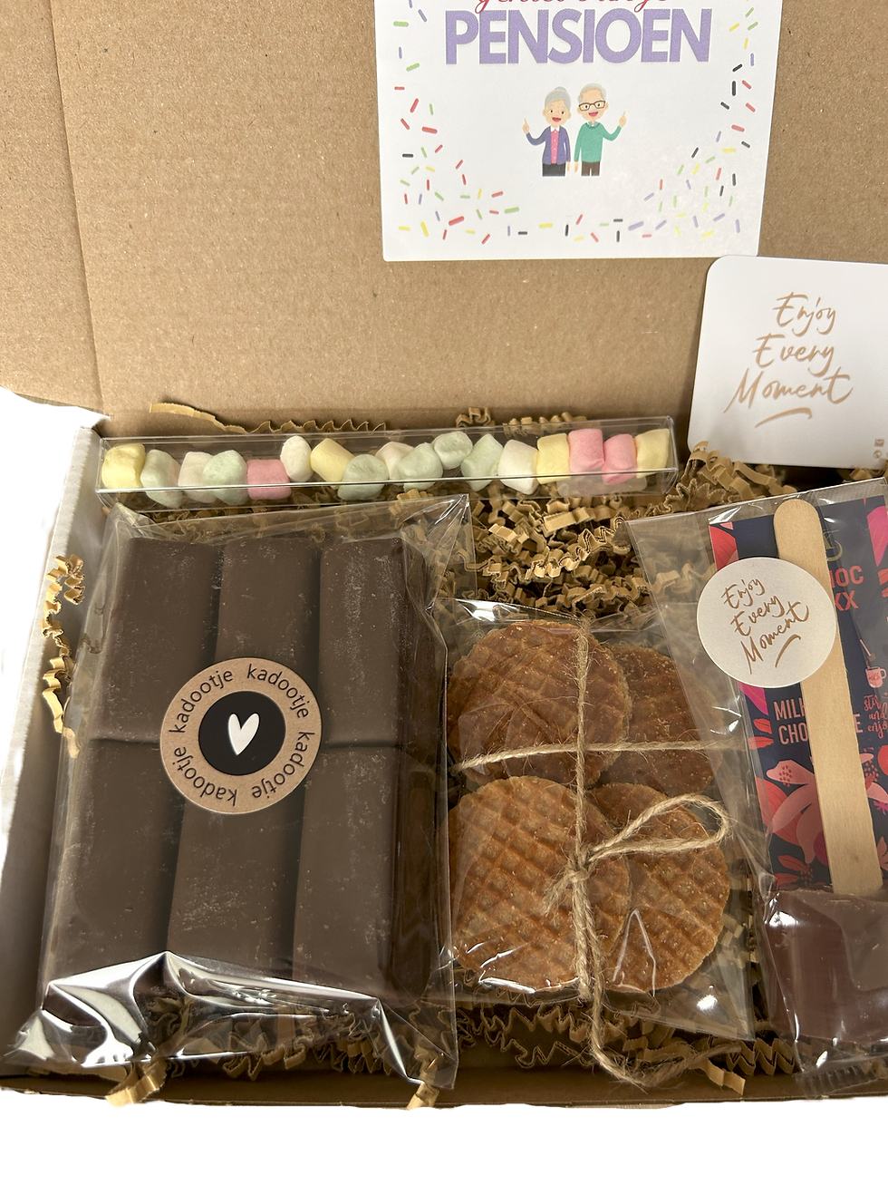 Thumbnail: Pensioen brievenbus cadeau met chocoladestick, marshmallows, stroopwafels