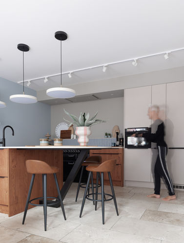 Maatwerk keuken, keuken op maat, maatwerkmeubel, houten keuken gecombineerd met lichte fronten hoge kastenwand, hoge kastenwand keuken,  keuken met afgerond blad, organisch gevormde keuken, rond barblad, ovaal barblad, keuken met ovale bar, keukennis met fortnuis, keukennis met blauwe tegeltjes, kitkat tegels, grafische tegelwand, lichtblauwin je interieur, wandtegels met wandplanken, displaywand in keuken, Nordic kitchen, Scandinavian kitchen, Hygge, zandkleur, Dun keukenblad, Dekton keukenblad, Eijffinger behang, Woonkeuken, leefkeuken, highend keuken, highend living, Muuto fibr chair, Hay Nelson lampen Witte hanglampen, lichtplan, spotrails in keuken