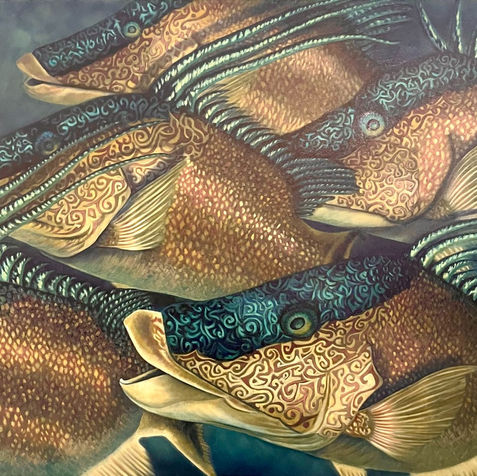 peinture à l'huile d'un banc de poisson Hog fish coloré  d'un bleu profond et or avec ornaments. Collection Arabesques par Alicia Zemanek artiste peintre