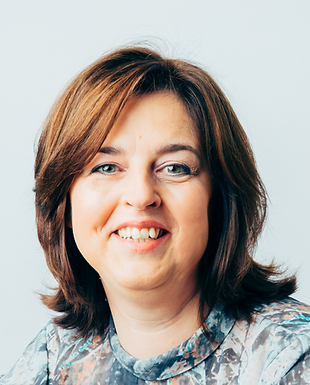 Ik ben Ann en al even afgestudeerd als klinisch psycholoog aan UGent.
Na mijn studies psychologie maakte ik eerst een omweg naar het bedrijfsleven, maar
mijn eerste liefde, de psychologie, bracht er mij toe om een aantal jaren geleden een
praktijk te starten als klinisch psycholoog.
Intussen ben ik een opleiding integratief psychotherapeut aan het afronden en blijf ik
me verder bekwamen in nieuwe methodieken die ik als een goede aanvulling zie op
mijn huidige ervaring.
Zelf ben ik mama van 2 volwassen dochters op wie ik bijzonder trots ben en ik ben getrouwd met Jan, mijn lieve en grappige man.
Ik hou enorm veel van de natuur, ben dol op moestuinieren en uitwaaien aan zee.
Verder verslind ik boeken aan de lopende band. Zowel vakliteratuur maar ook goed geschreven romans of spannende detectives kunnen me bekoren. Ik kook graag
voor familie en vrienden en probeer graag nieuwe recepten uit.
Ik hou van kunst in al zijn vormen: schilderkunst, muziek, beeldende kunst, noem maar op. Kunst laaft de ziel en laat mij toe om mij te blijven verwonderen in het mooie dat mensen creëren.
Tot slot ben ik verbindend en kan mensen snel een veilig gevoel geven, waarbij zij in alle openheid hun zorgen en klachten kunnen delen. Het doel tijdens de sessies
psychotherapie is om samen met cliënten aan de slag te gaan, om te onderzoeken waar ze vastlopen en hen te helpen om hun psychisch welbevinden terug te vinden of te verhogen.
Vanaf maart ben ik op maandagnamiddag aanwezig in MC Cornelius.
Afspraak maken:
Dat mag via mail (ann@wiseinsales.be) of via mijn gsm nummer 0473/46 29 33.