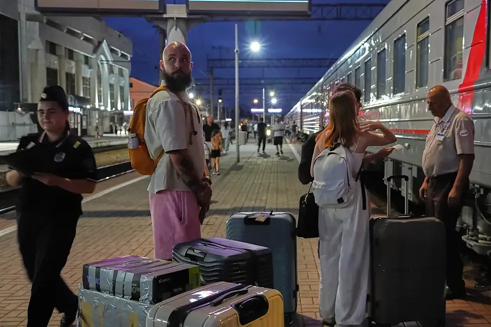 “A 28-year-old digital content marketer who decided to leave Russia stands near his packed belongings at the railway station in Krasnodar, Russia, on Saturday, Aug. 29, 2026. He asked not to be identified because of security concerns.” Foto: AP