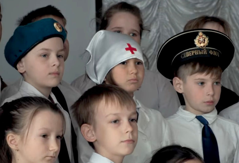 A doutrinação de crianças russas numa escola da pequena localidade de Karabash, nos Montes Urais, é o tema de Mr. Nobody Against Putin (2025) de David Borenstein e Pavel Talankin. Apesar de ser crítico de Putin e da sua “educação patriótica”, o filme foi recebido com reservas pela generalidade dos media ucranianos. Aponta-se-lhe simpatia pela situação dos russos comuns quando se deveria responsabilizá-los por cumplicidade com a guerra de agressão. O Kyiv Independent, por exemplo, considerou o vencedor do Oscar e do Bafta para o documentário de 2016, analiticamente evasivo. Imagem: Still de Mr. Nobody Against Putin (2025) de David Borenstein e Pavel Talankin.