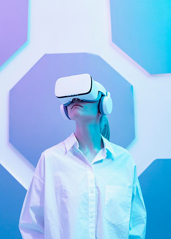 mujer-vistiendo-simulador-de-realidad-virtual (6).jpg