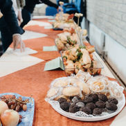 Présentation du buffet mis à disposition lors de l'événement organisé par Brusano au Centre le Chemin