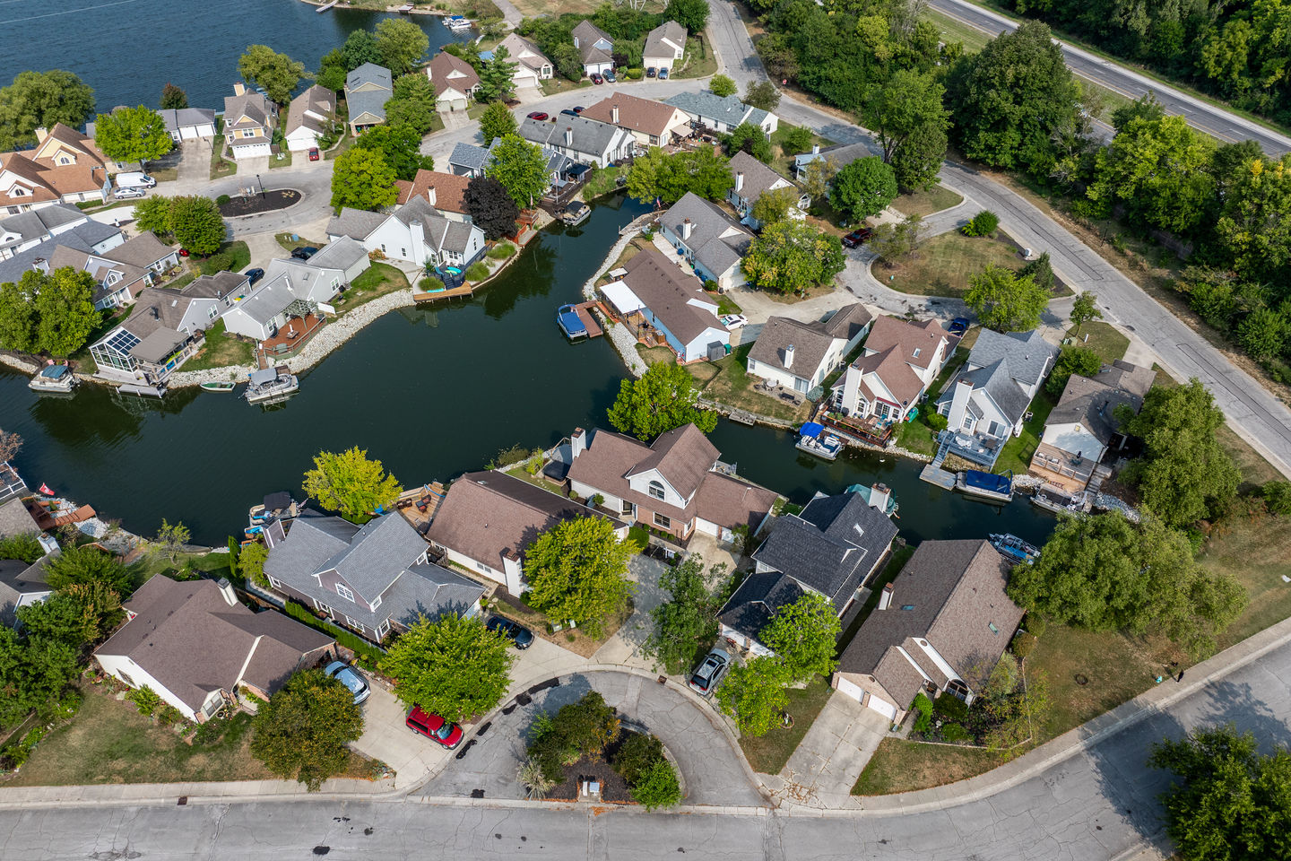 Indianapolis aerial photography showing lakefront and shoreline at 3260 Eddy Ct.