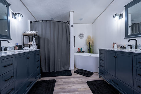Main Bathroom (2).jpg
