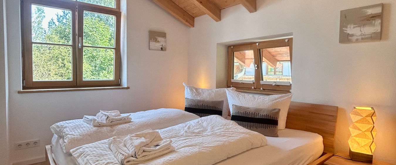 Ein Doppelbett für 2 Personen mit großem Kleiderschrank und Fenster mit Blick in Richtung Noren