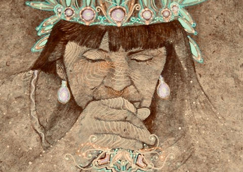 señora indigena tomando ayahuasca o soplando rapé